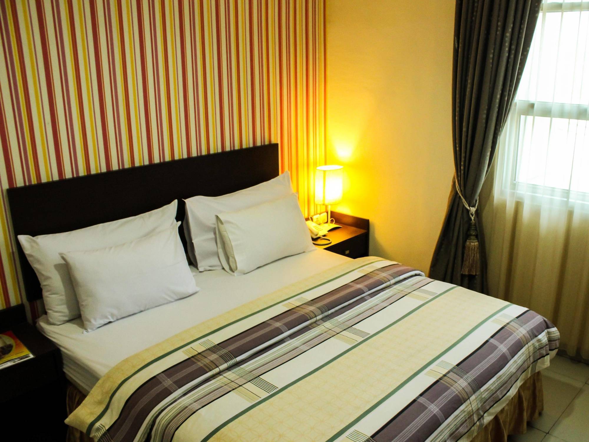 Vindhika Hotel Макасар Экстерьер фото