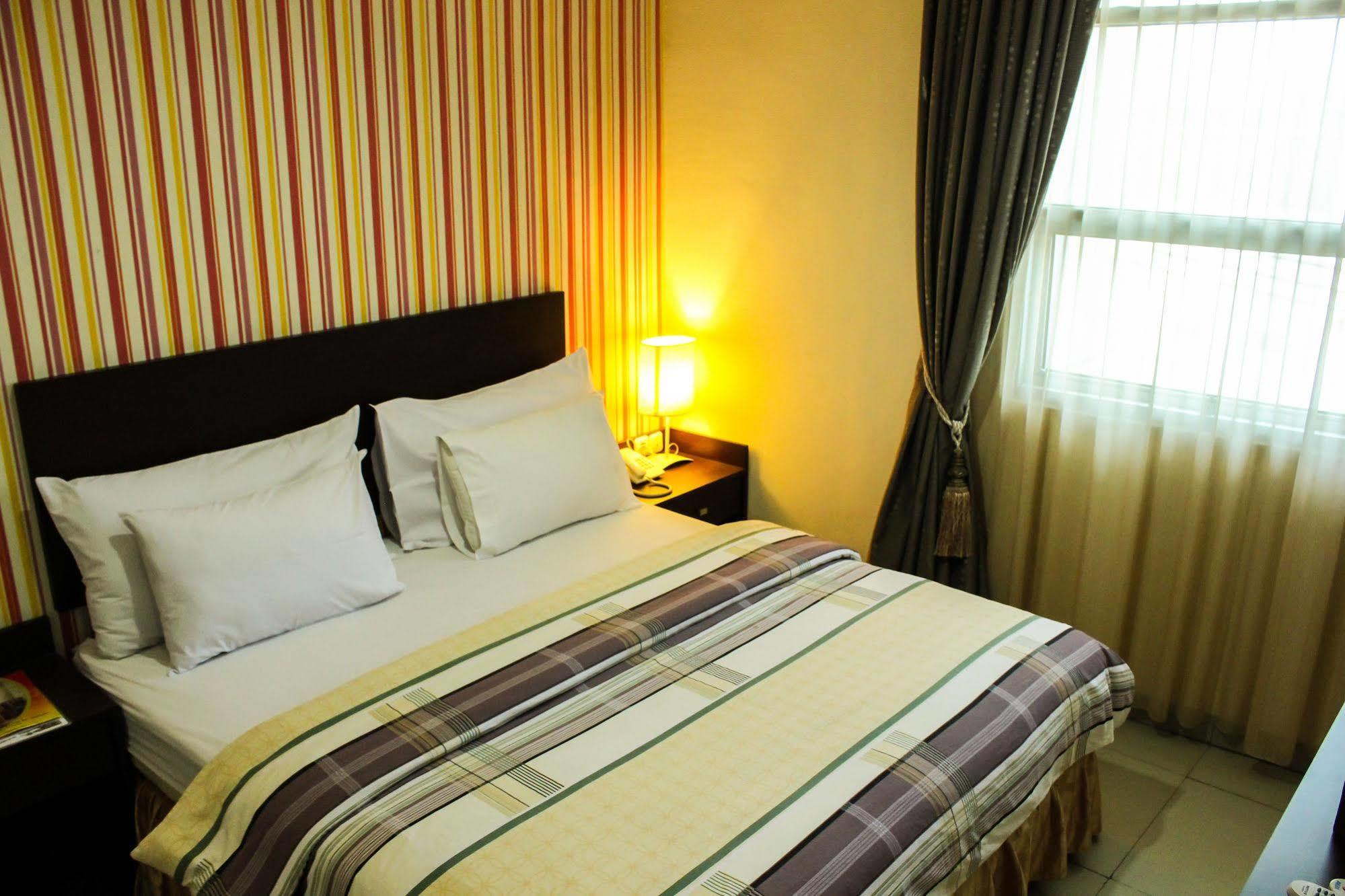 Vindhika Hotel Макасар Экстерьер фото